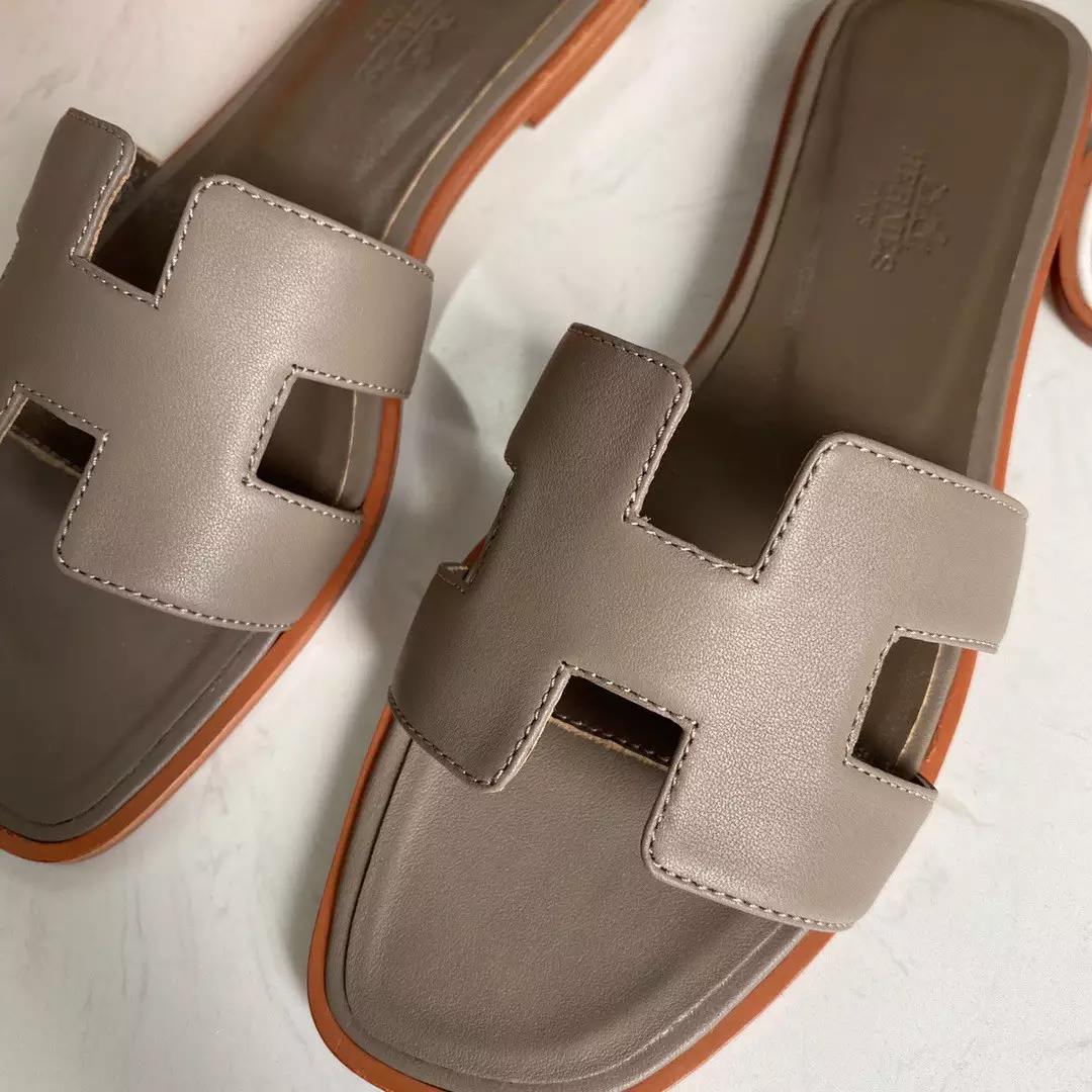 HERMES ORAN SLIDE SANDALS IN TAUPE SWIFT CALFSKIN - HMSD116