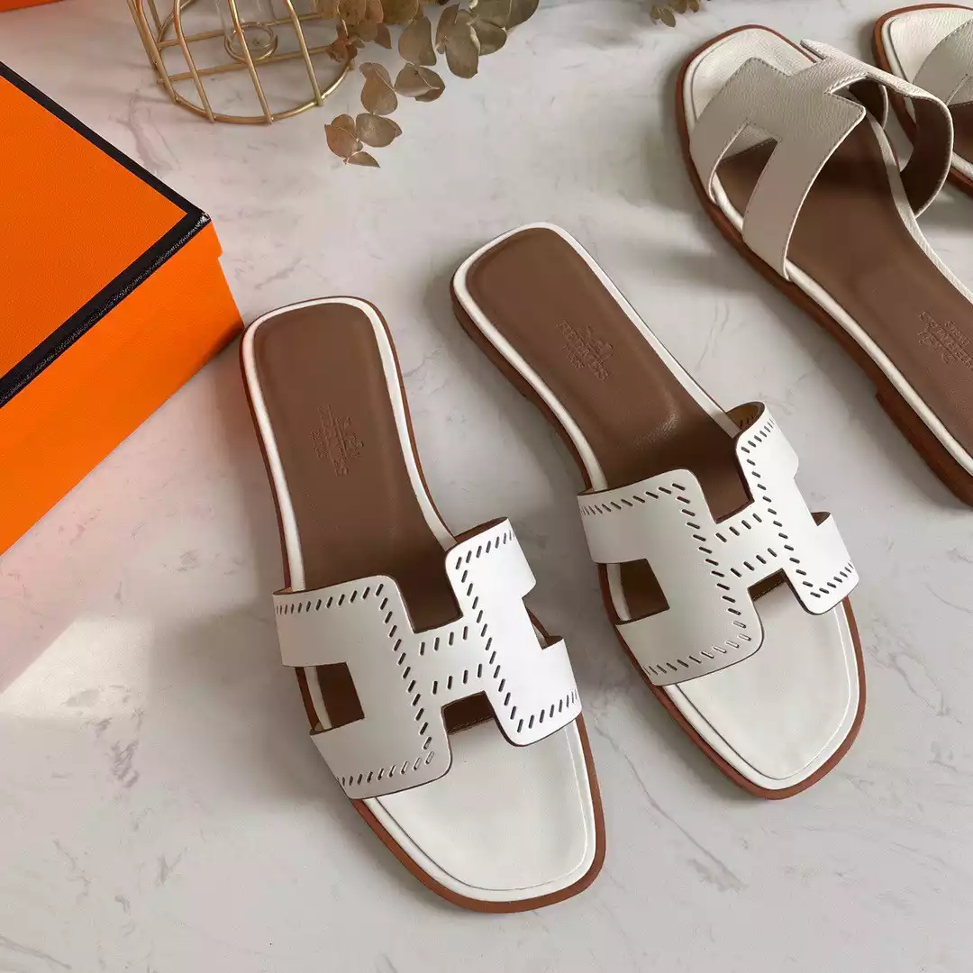 HERMES ORAN SLIDE SANDALS IN WHITE SWIFT PERFORATED CALFSKIN - HMSD101
