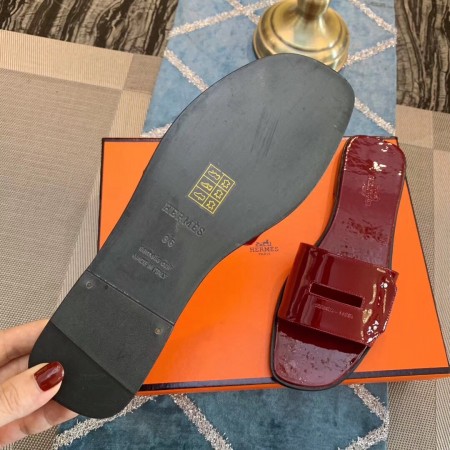 HERMES VIEW SLIDE SANDALS IN RED PATENT CALFSKIN - HMSD134