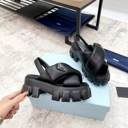 PRADA MONOLITH PADDED SANDALS IN BLACK NAPPA LEATHER - PSD017