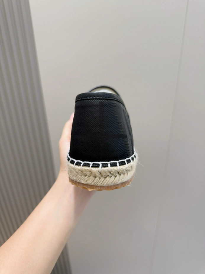 BURBERRY CANVAS STRAW BUCKET - BBR038