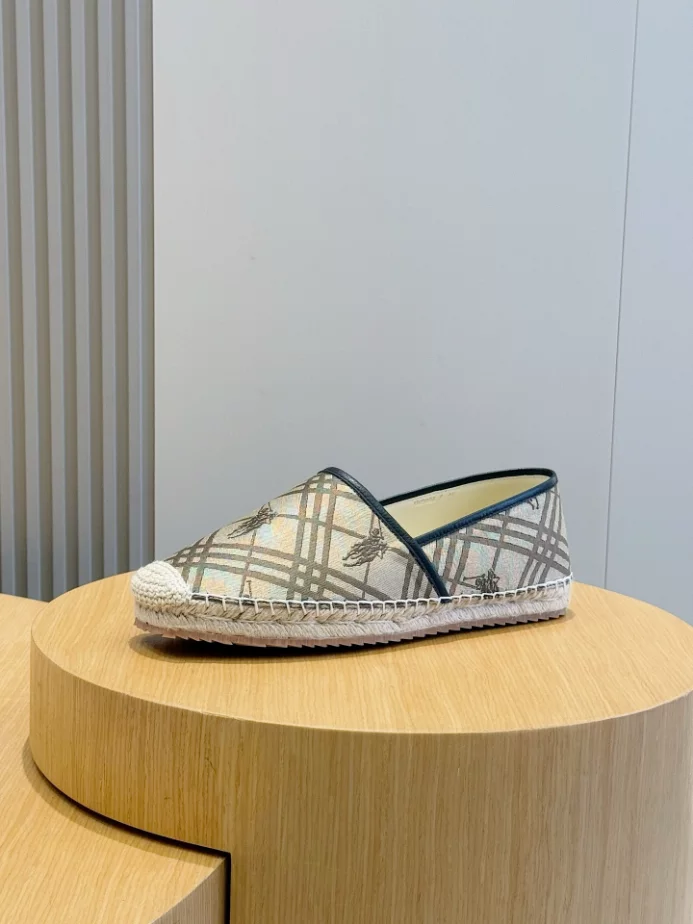 BURBERRY CANVAS STRAW BUCKET - BBR040