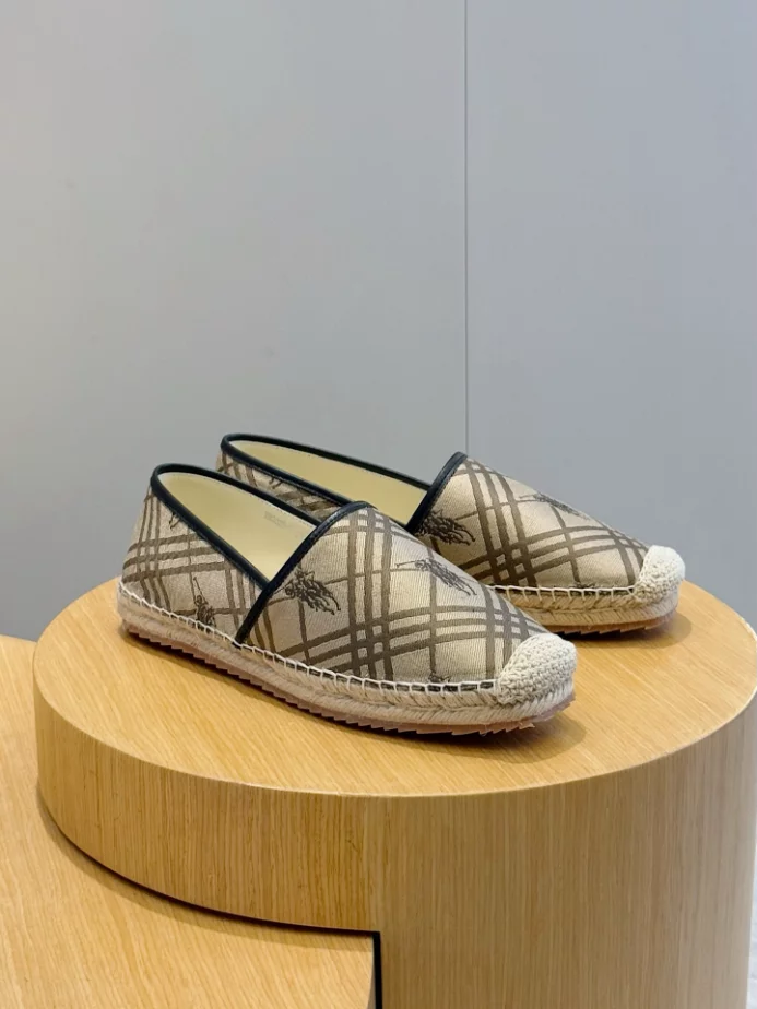 BURBERRY CANVAS STRAW BUCKET - BBR040