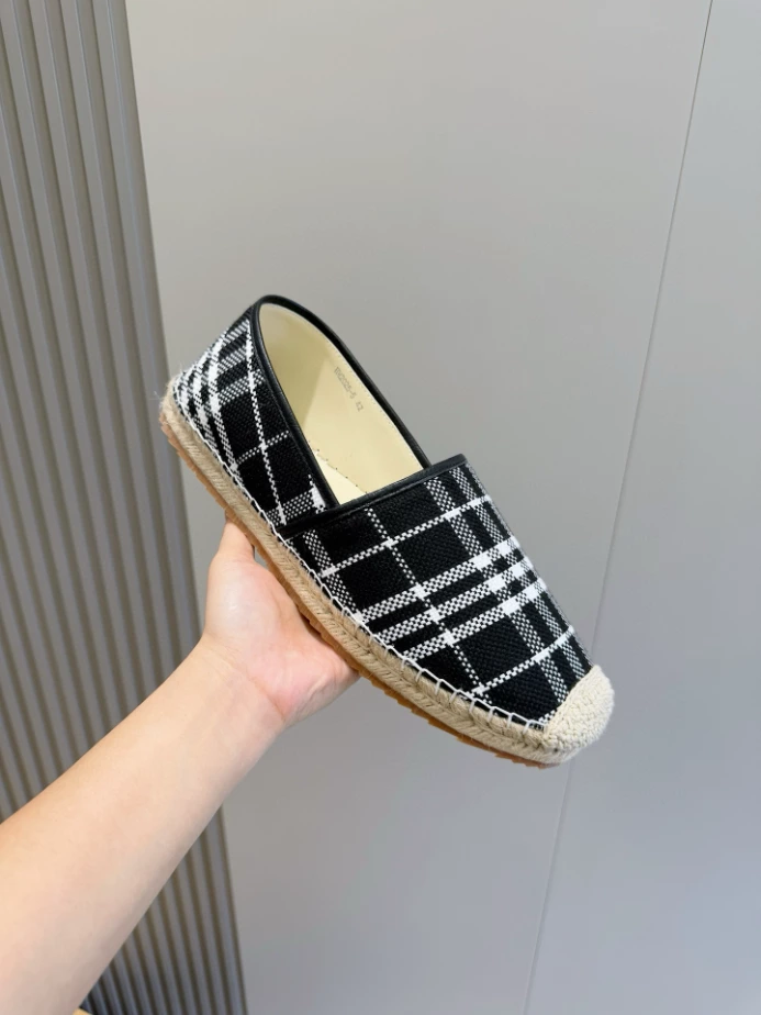 BURBERRY CANVAS STRAW BUCKET - BBR043