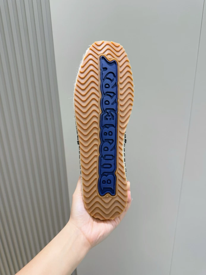 BURBERRY CANVAS STRAW BUCKET - BBR044