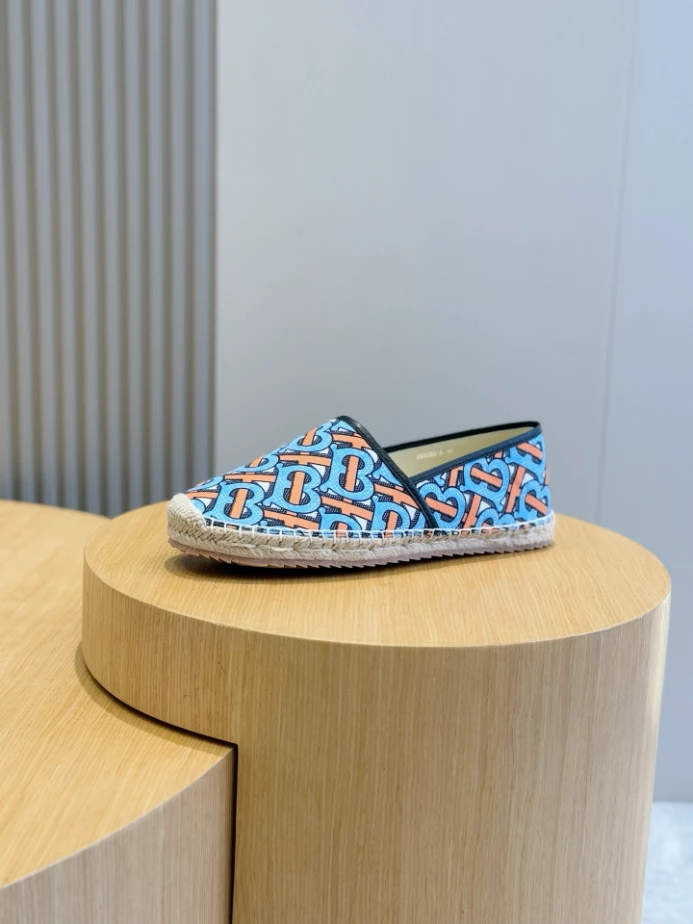 BURBERRY CANVAS STRAW BUCKET - BBR044