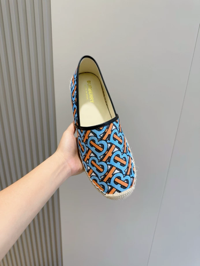 BURBERRY CANVAS STRAW BUCKET - BBR044