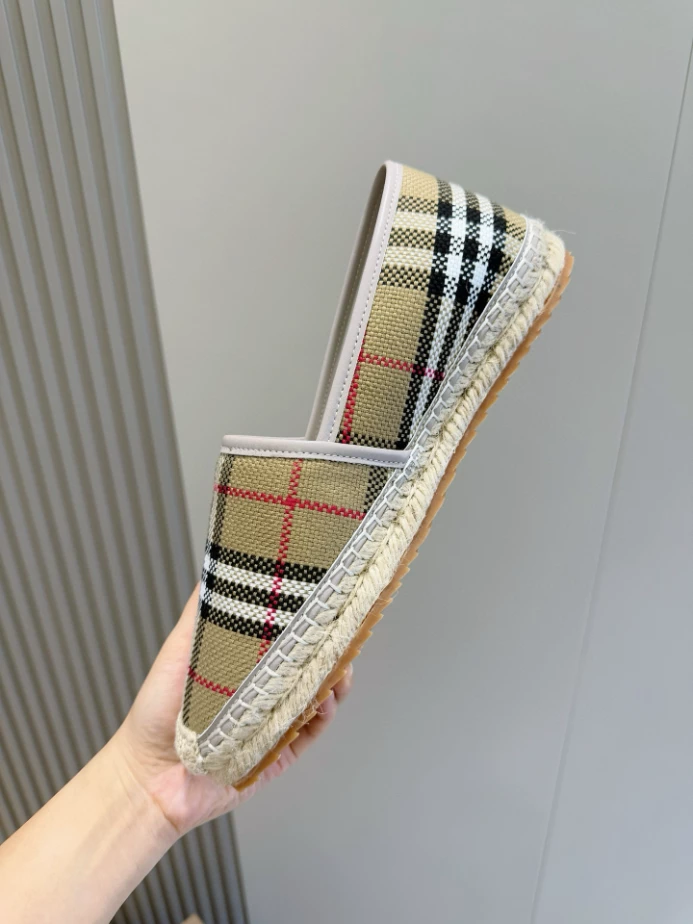 BURBERRY CANVAS STRAW BUCKET - BBR045