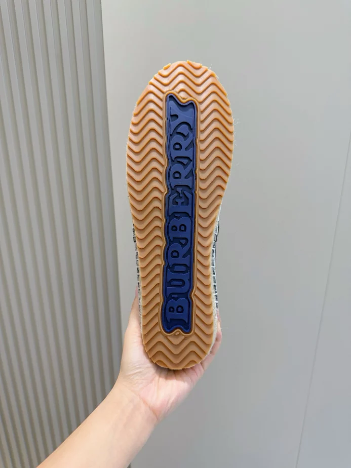 BURBERRY CANVAS STRAW BUCKET - BBR046