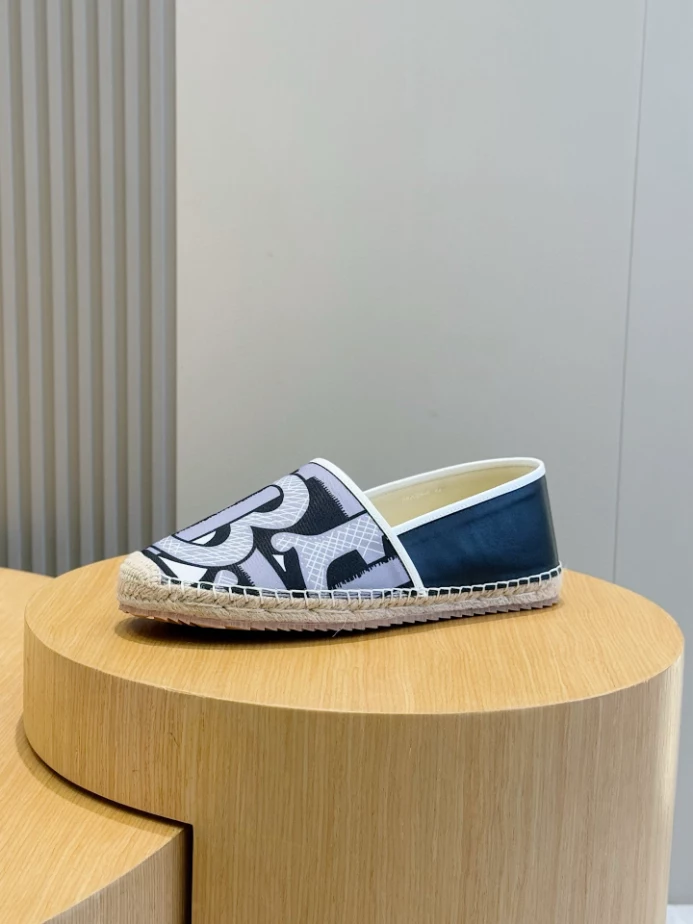 BURBERRY CANVAS STRAW BUCKET - BBR047