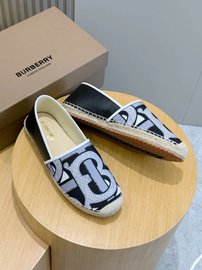 BURBERRY CANVAS STRAW BUCKET - BBR047