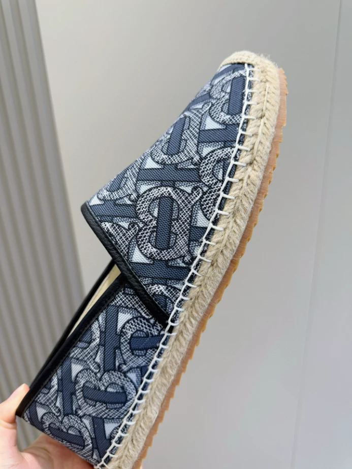 BURBERRY CANVAS STRAW BUCKET - BBR048