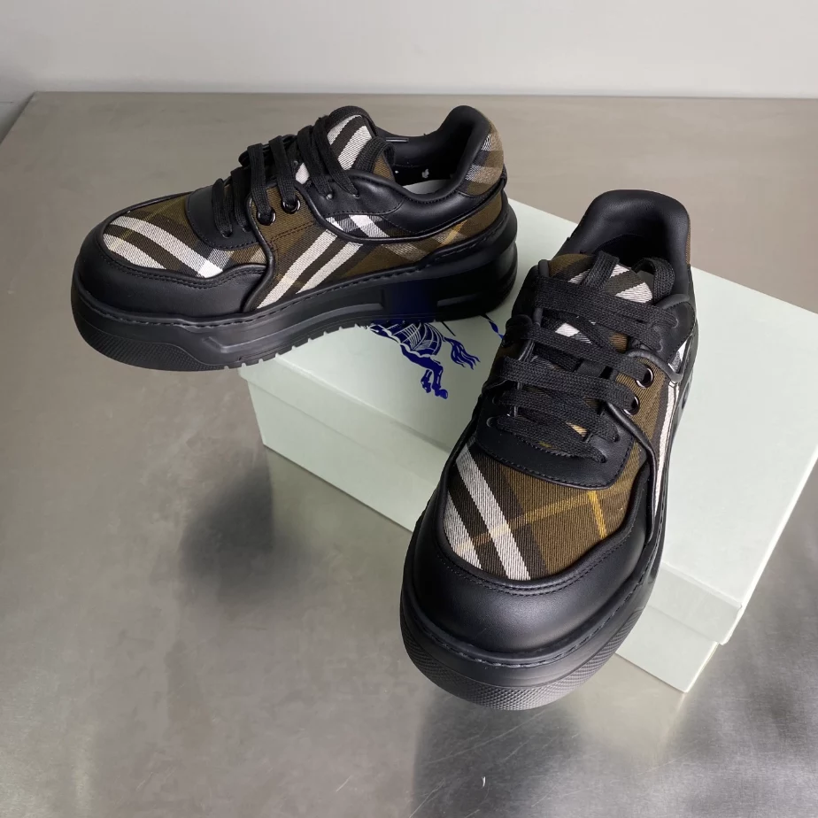BURBERRY SNEAKERS - BBR032