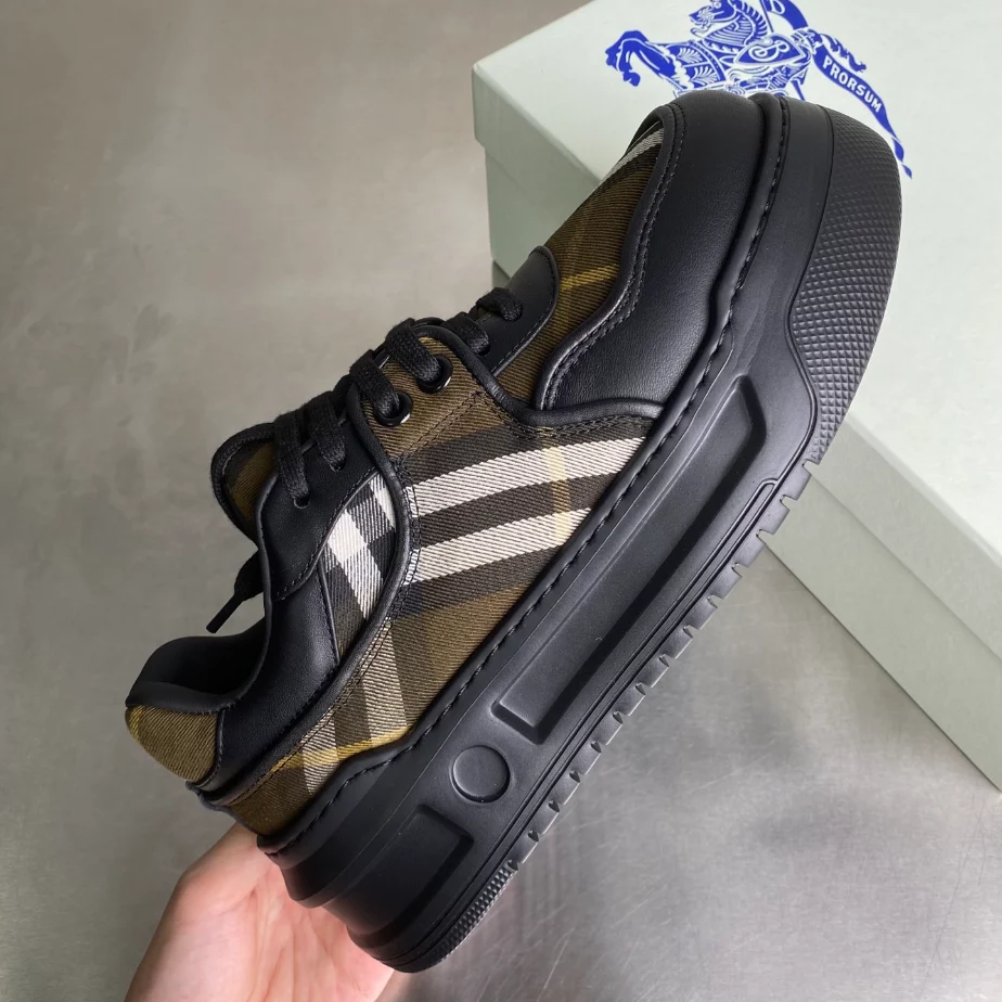 BURBERRY SNEAKERS - BBR032