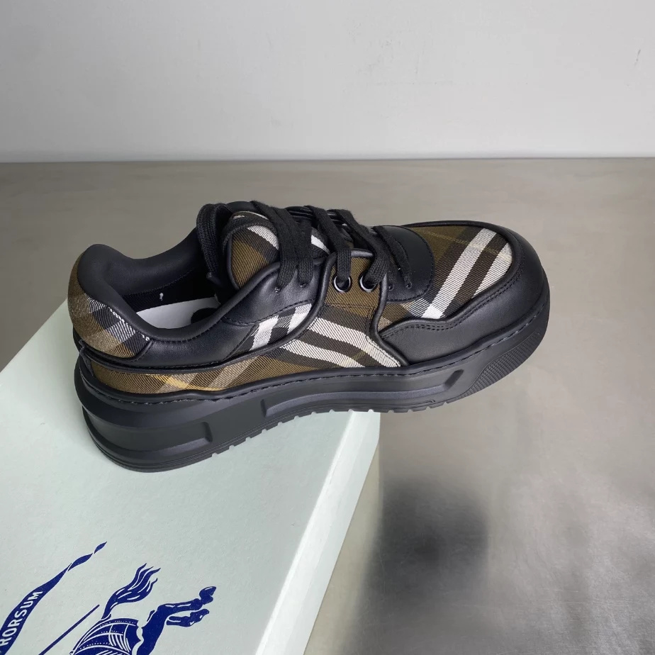 BURBERRY SNEAKERS - BBR032