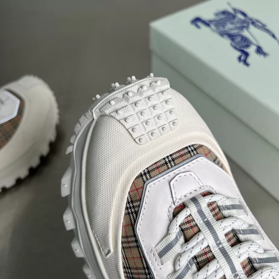 BURBERRY SNEAKERS - BBR050