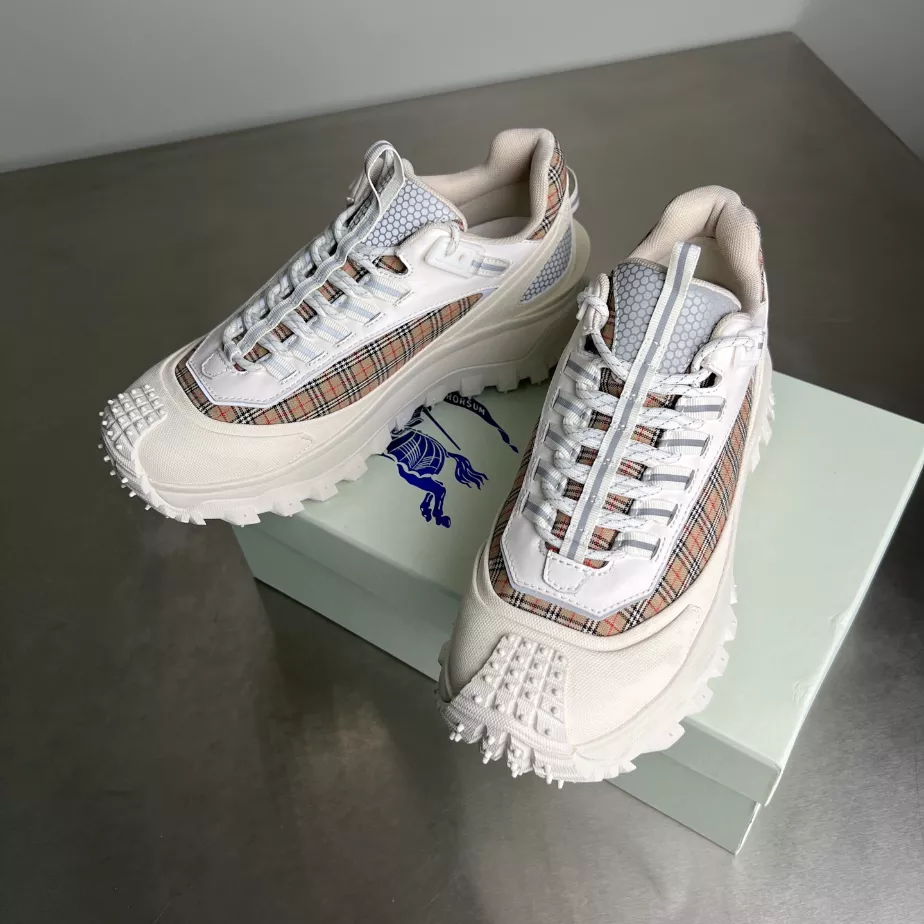 BURBERRY SNEAKERS - BBR050