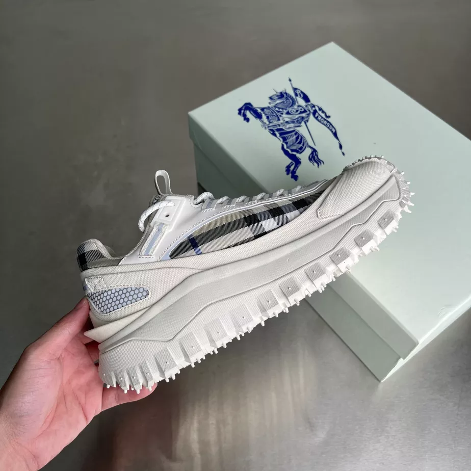 BURBERRY SNEAKERS - BBR051