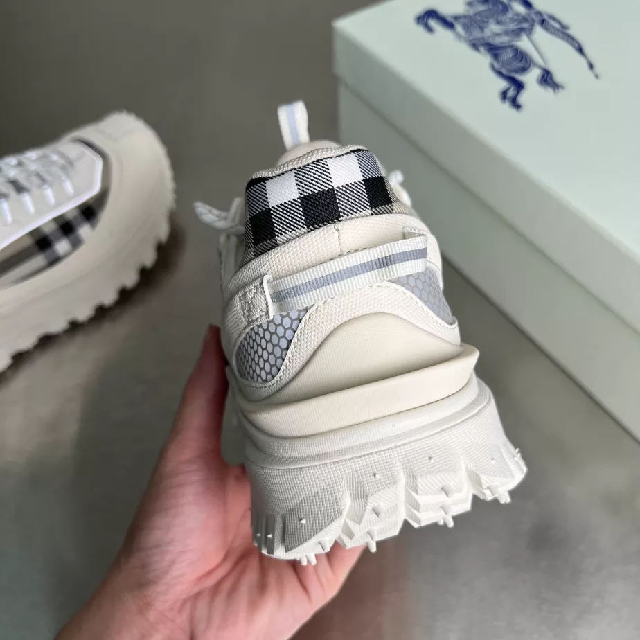 BURBERRY SNEAKERS - BBR051