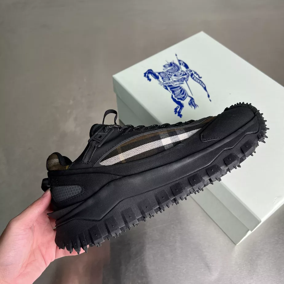 BURBERRY SNEAKERS - BBR052