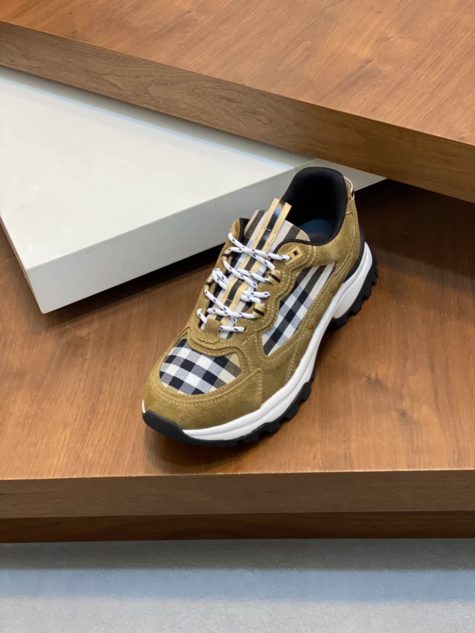 BURBERRY SNEAKERS - BBR067