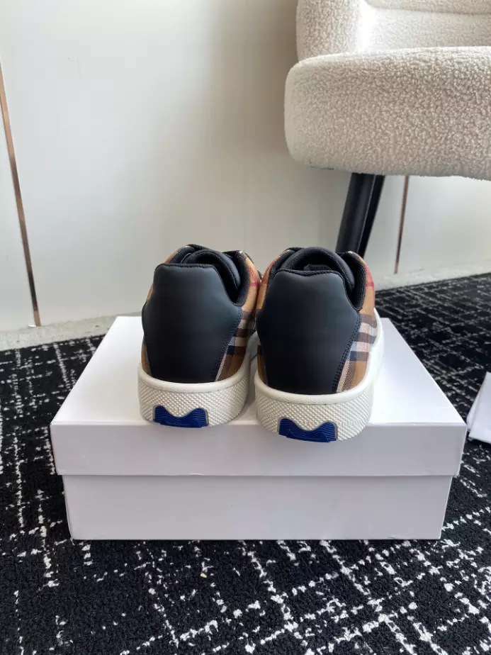 BURBERRY SNEAKERS - BBR103