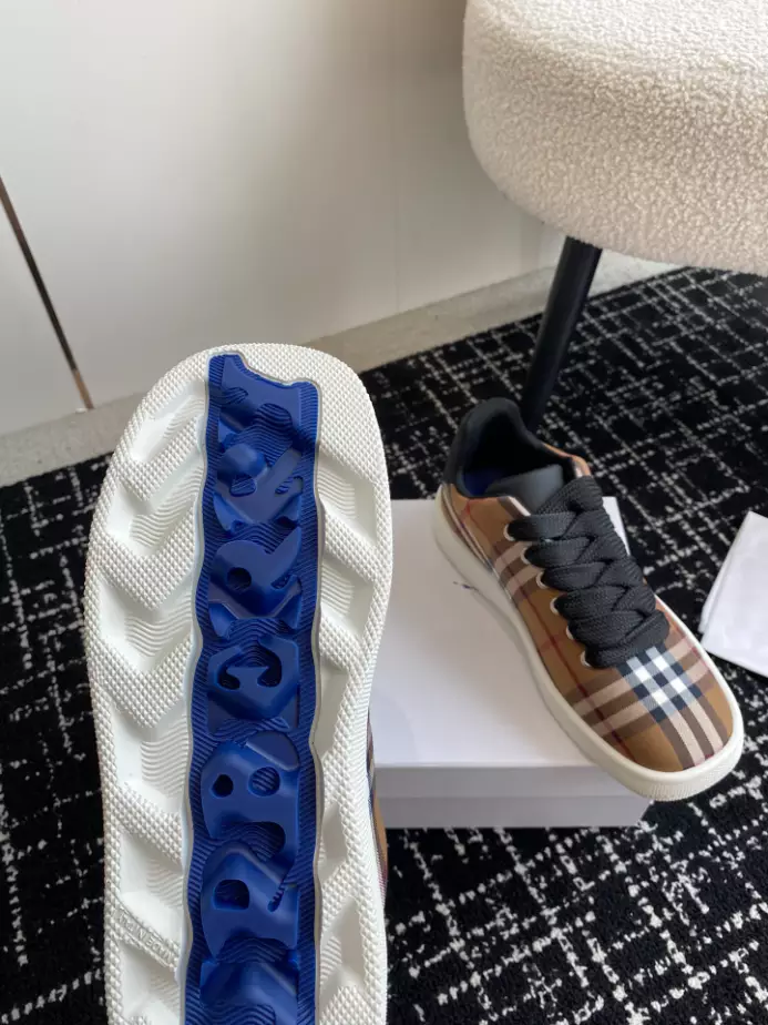BURBERRY SNEAKERS - BBR103