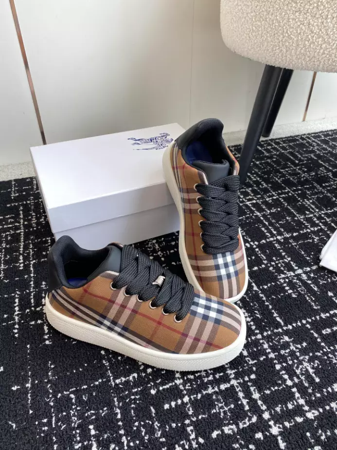 BURBERRY SNEAKERS - BBR103