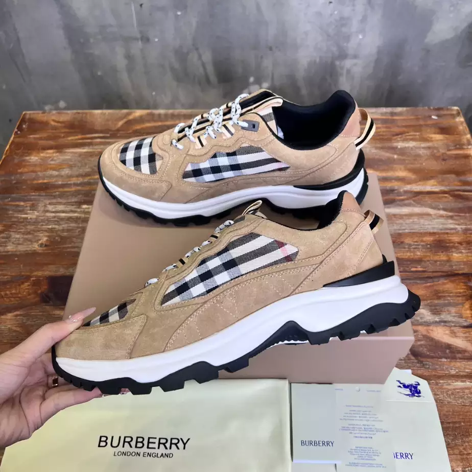 BURBERRY SNEAKERS - BBR104