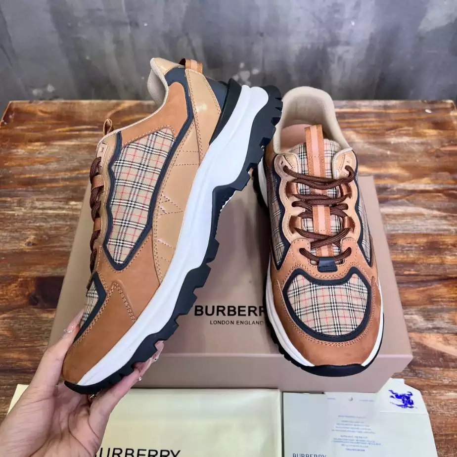 BURBERRY SNEAKERS - BBR105