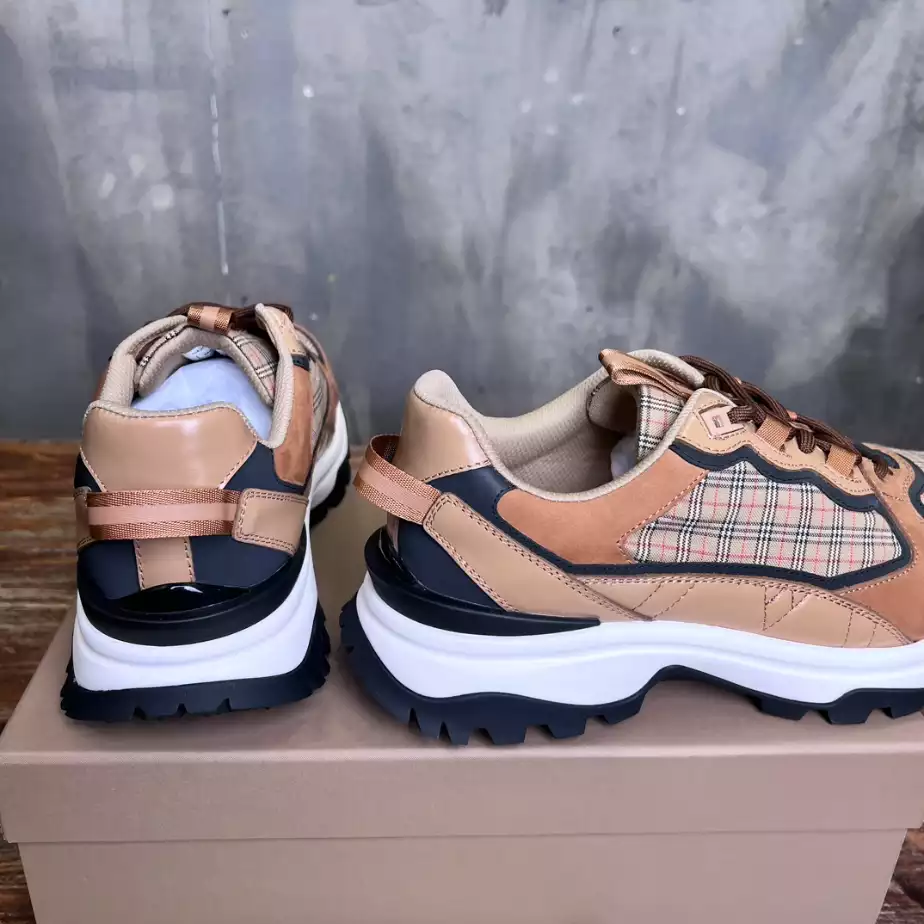 BURBERRY SNEAKERS - BBR105