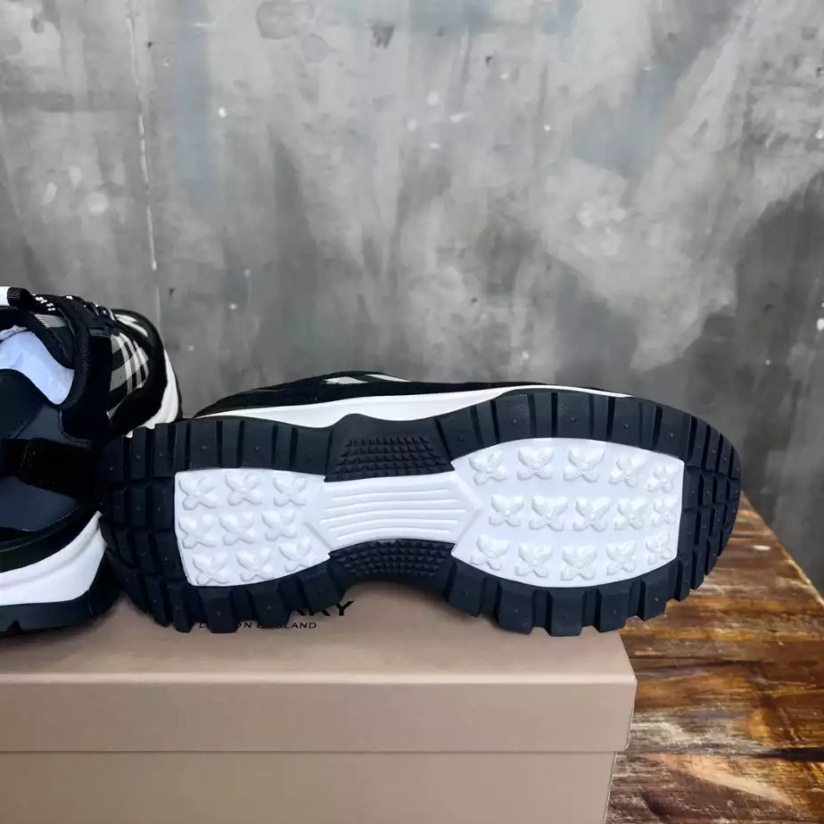 BURBERRY SNEAKERS - BBR106