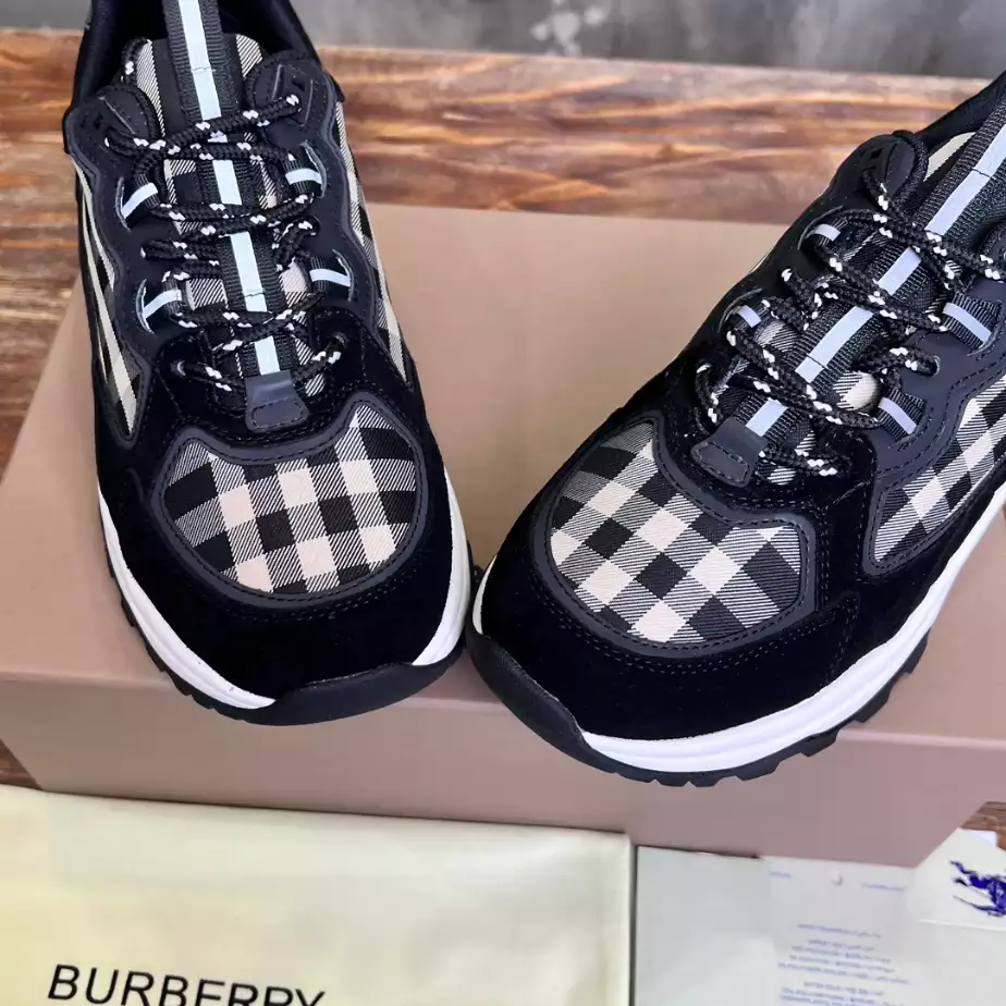 BURBERRY SNEAKERS - BBR106