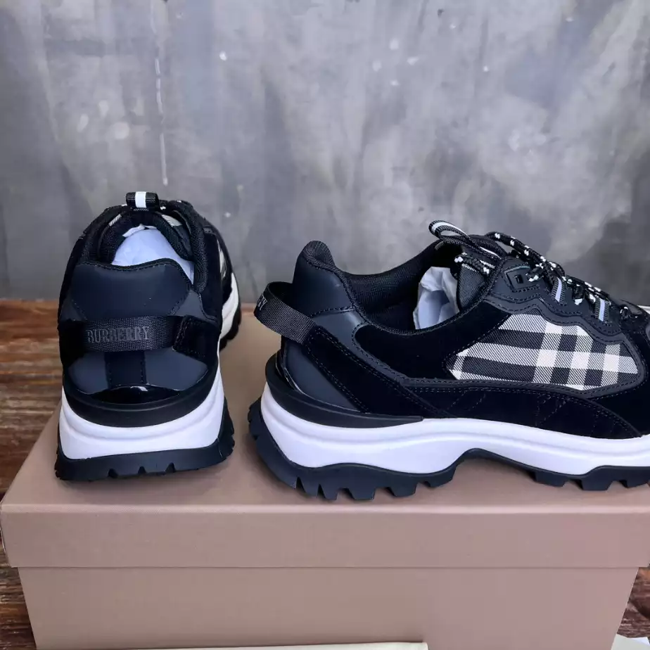BURBERRY SNEAKERS - BBR106