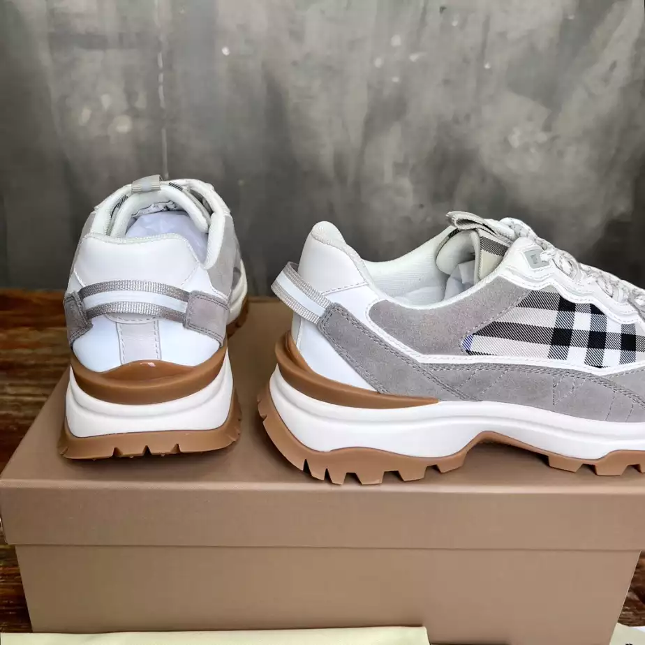 BURBERRY SNEAKERS - BBR107