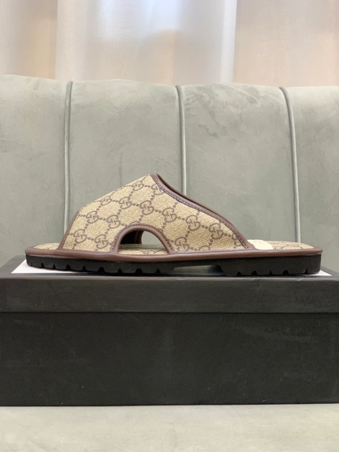 GUCCI MEN'S GG SUPREME SLIDE SANDAL - GSL063