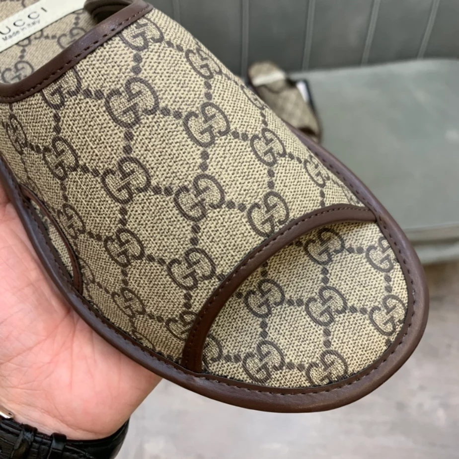 GUCCI MEN'S GG SUPREME SLIDE SANDAL - GSL063