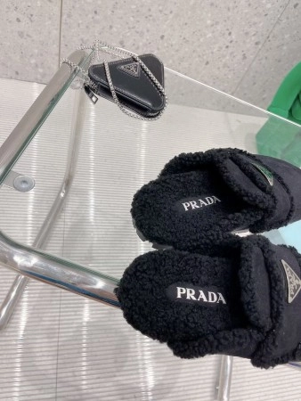 PRADA WOMEN'S SLIPPERS IN BLACK SHEARLING - PSD049