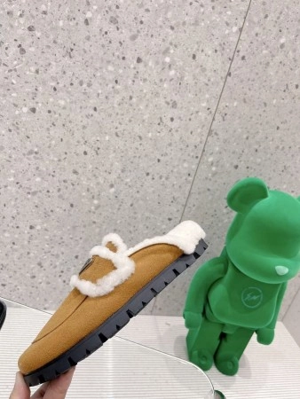 PRADA WOMEN'S SLIPPERS IN TAN SHEARLING - PSD050