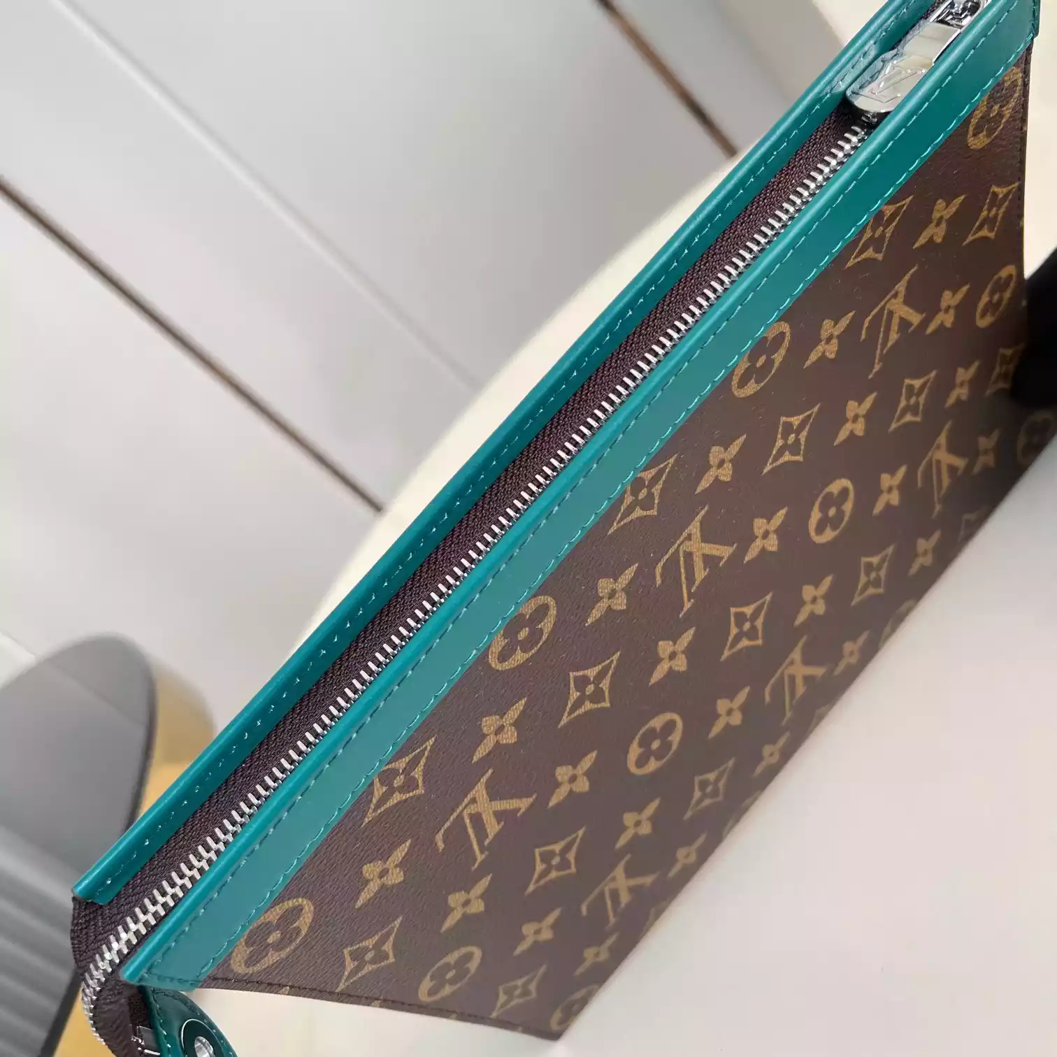 POCHETTE VOYAGE MM BORNEO GREEN M12816 - LW401 DISCOVERY BACKPACK PM SKY BLUE MONOGRAM CANVAS