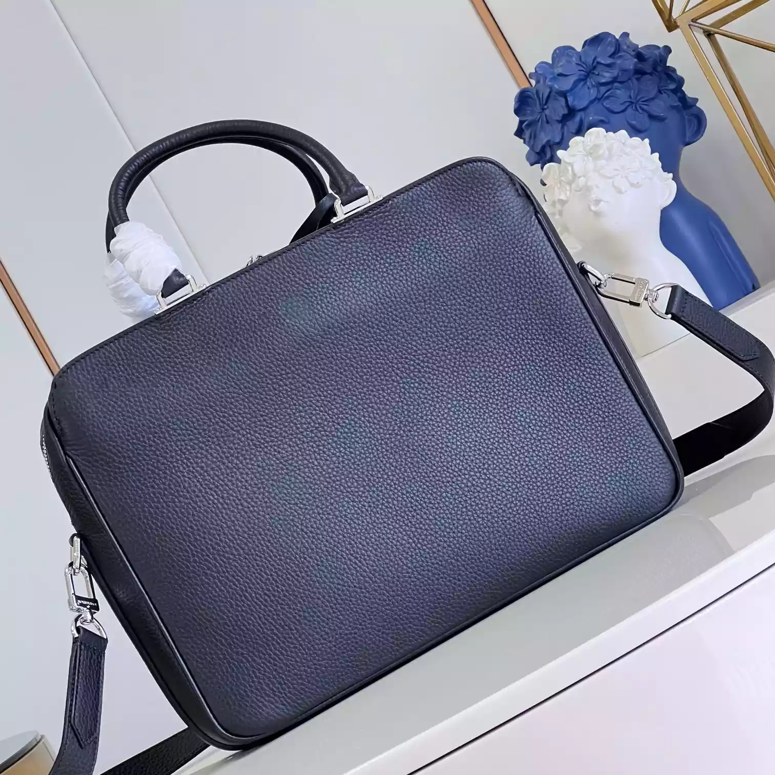 ARMAND BRIEFCASE MM TAURILLON LEATHER M54381 - LW330 DISCOVERY BACKPACK PM SKY BLUE MONOGRAM CANVAS