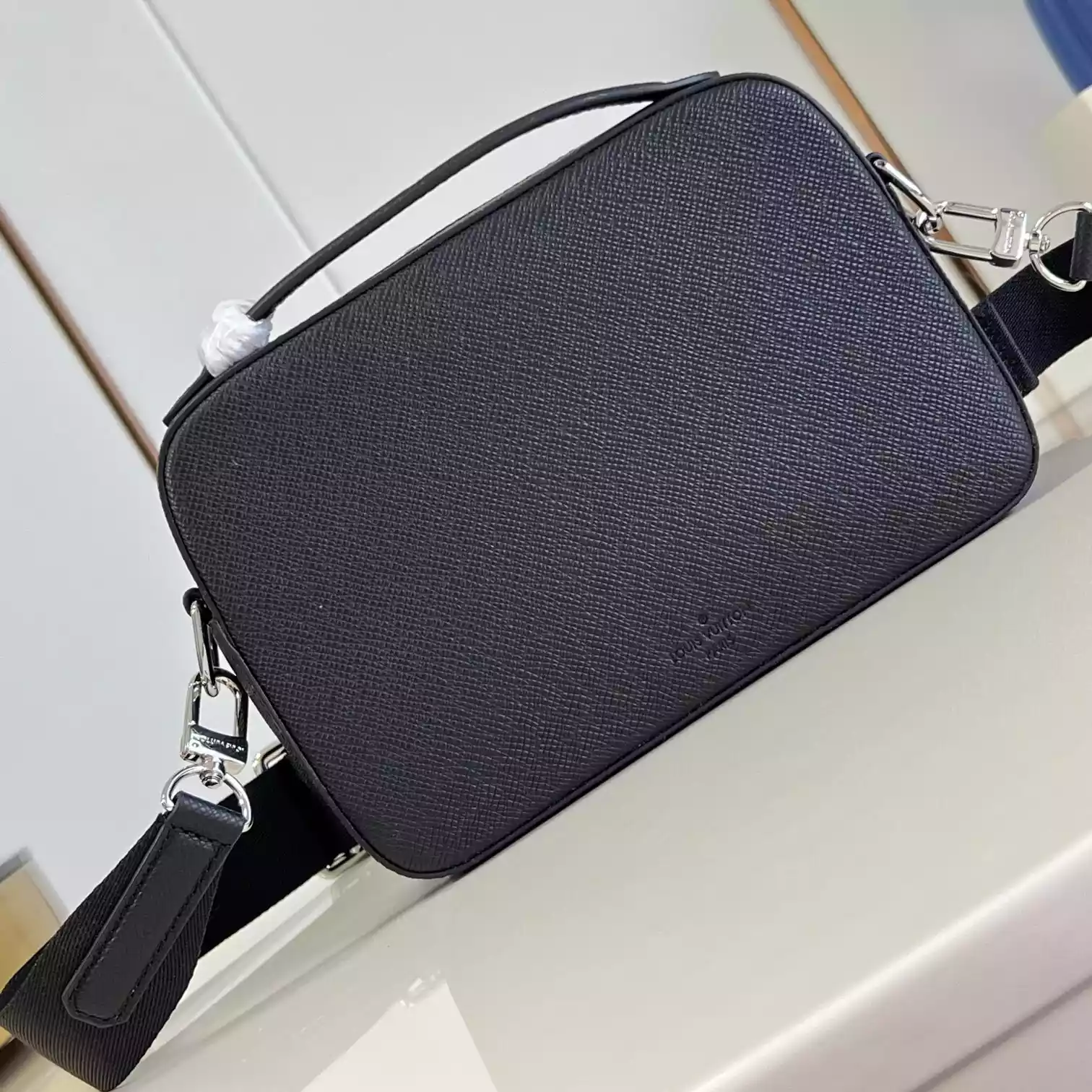 AVENUE MESSENGER BAG BLACK TAIGA COWHIDE LEATHER M11657 - LW429 DISCOVERY BACKPACK PM SKY BLUE MONOGRAM CANVAS