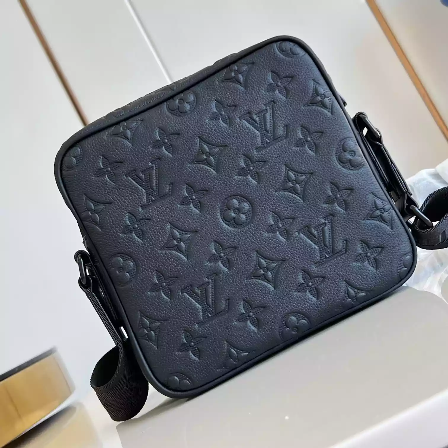 GETAWAY MESSENGER BAG BLACK MONOGRAM SHADOW M12516 - LW428 DISCOVERY BACKPACK PM SKY BLUE MONOGRAM CANVAS