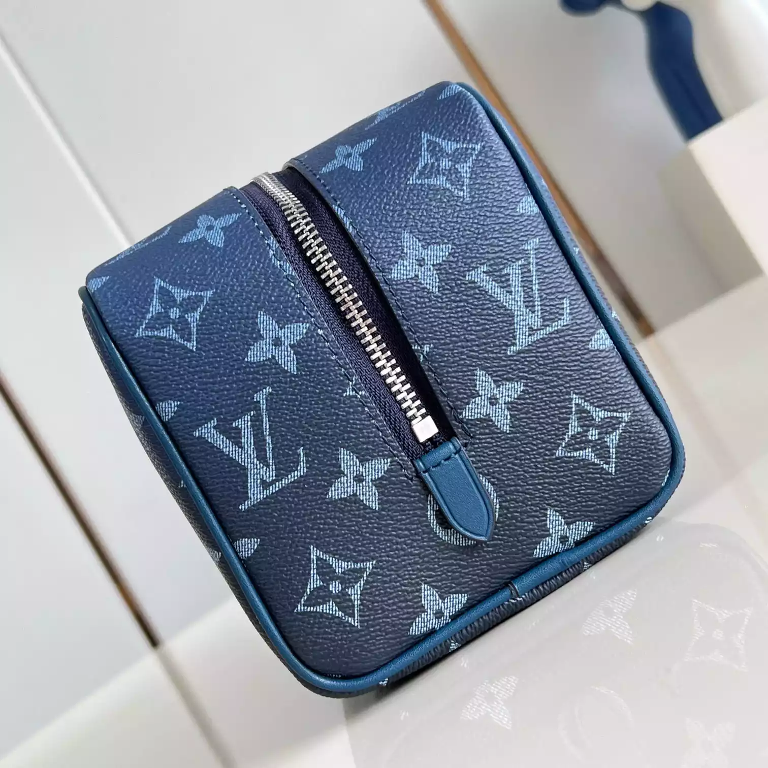 LOCKER DOPP KIT BLUE MONOGRAM DECADE M11559 - LW398 DISCOVERY BACKPACK PM SKY BLUE MONOGRAM CANVAS