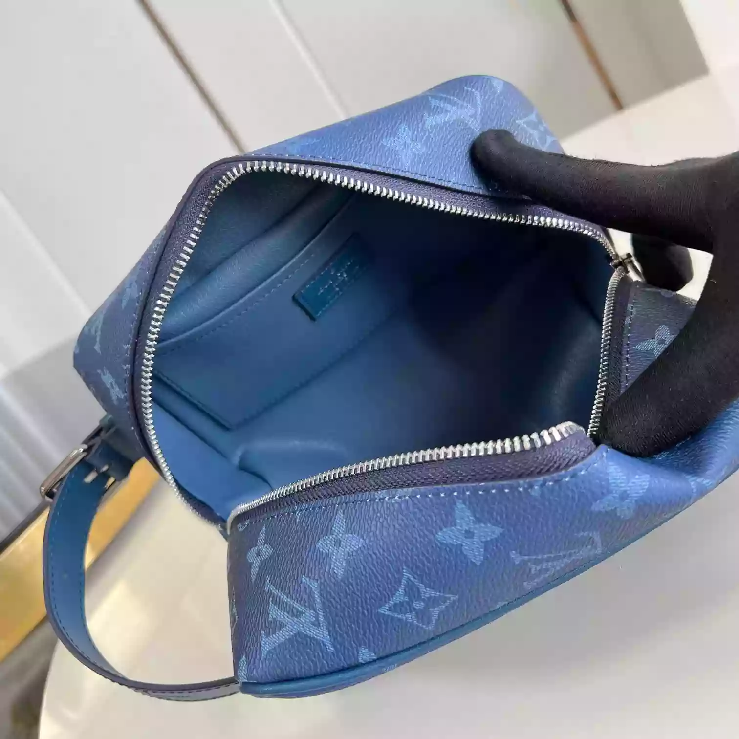 LOCKER DOPP KIT BLUE MONOGRAM DECADE M11559 - LW398 DISCOVERY BACKPACK PM SKY BLUE MONOGRAM CANVAS