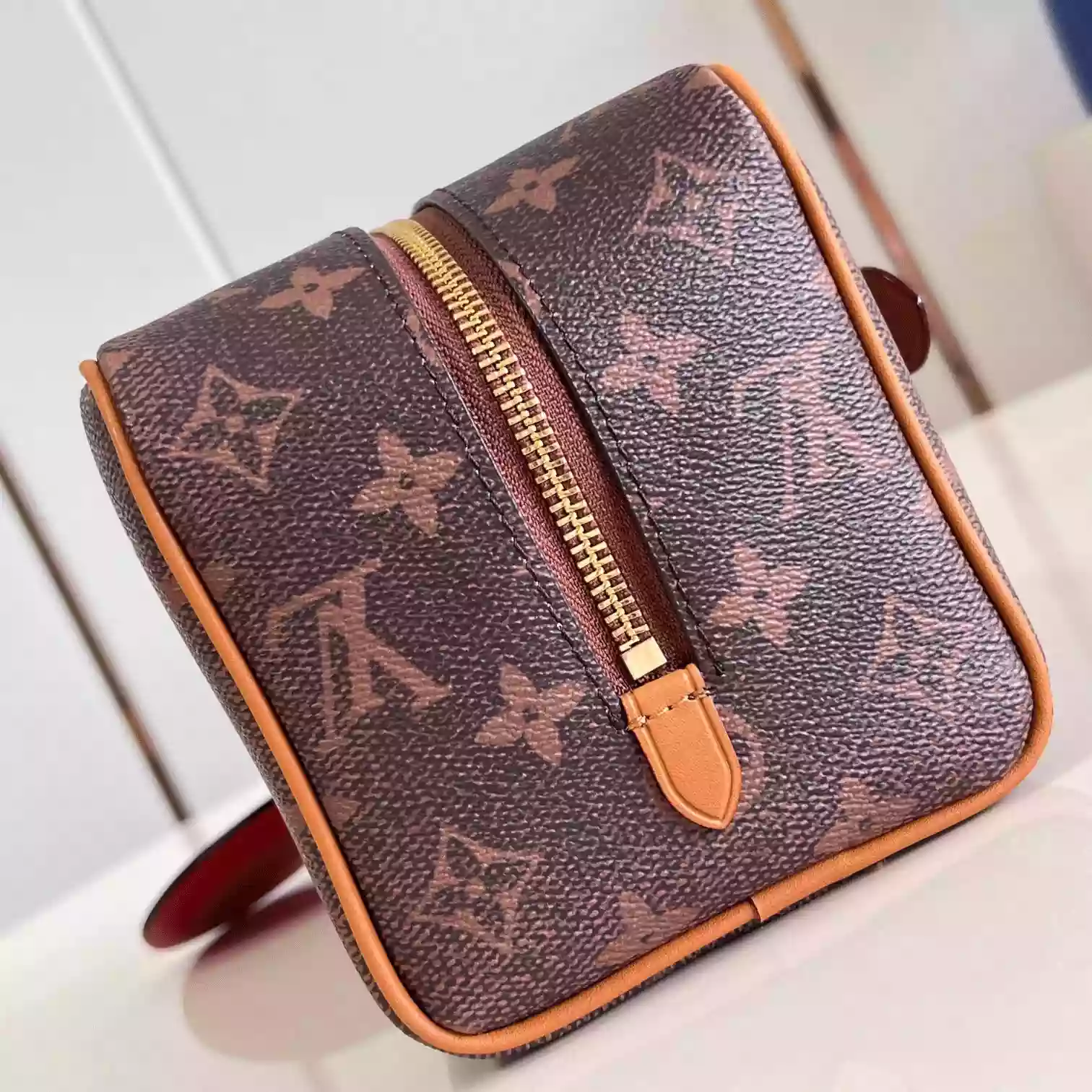 LOCKER DOPP KIT BROWN MONOGRAM DUST CANVAS M11765 - LW396 DISCOVERY BACKPACK PM SKY BLUE MONOGRAM CANVAS