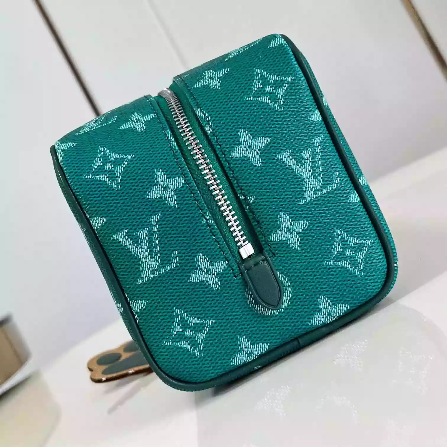 LOCKER DOPP KIT IN GREEN M12688 - LW397 DISCOVERY BACKPACK PM SKY BLUE MONOGRAM CANVAS