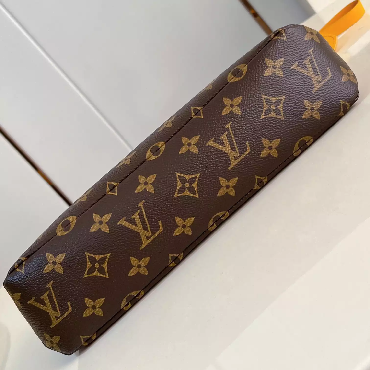 POCHETTE VOYAGE SOUPLE SAFRAN YELLOW M13198 - LW404 DISCOVERY BACKPACK PM SKY BLUE MONOGRAM CANVAS