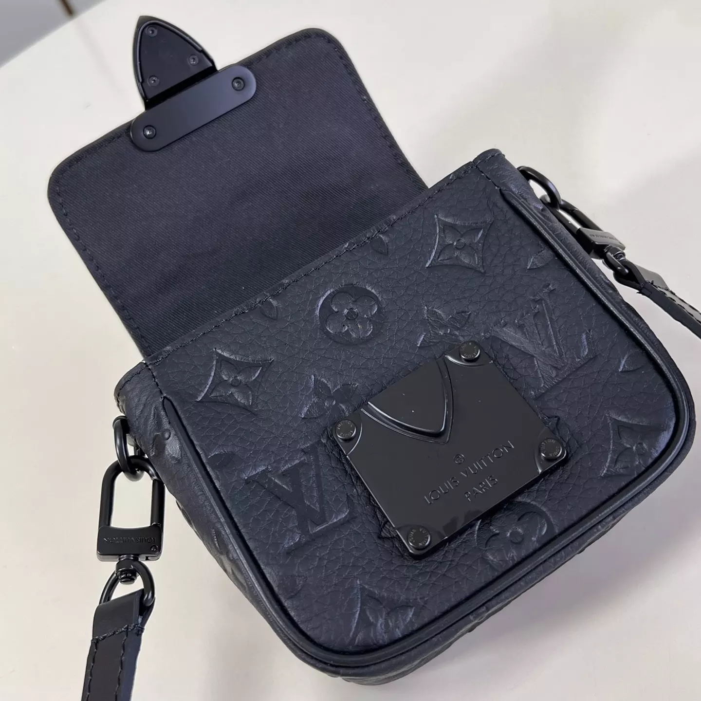 PICO S-LOCK BLACK TAURILLON MONOGRAM M83148 - LW447 DISCOVERY BACKPACK PM SKY BLUE MONOGRAM CANVAS