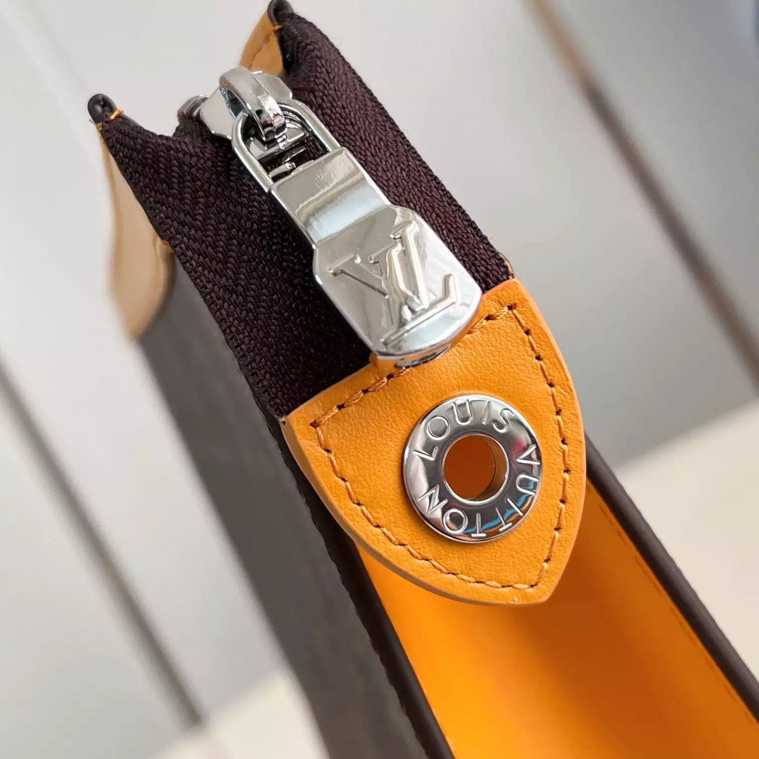 POCHETTE VOYAGE MM SAFRAN YELLOW M12820 - LW402 DISCOVERY BACKPACK PM SKY BLUE MONOGRAM CANVAS